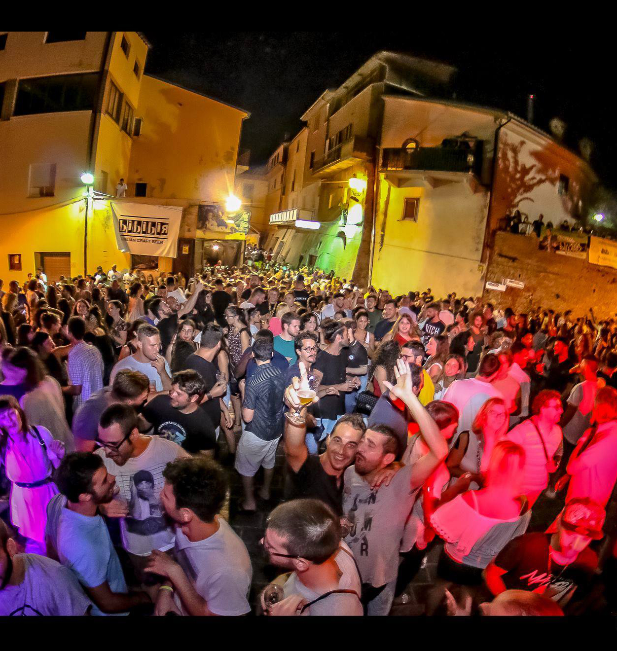 Bella gente che si diverte sul belvedere di Castellalto