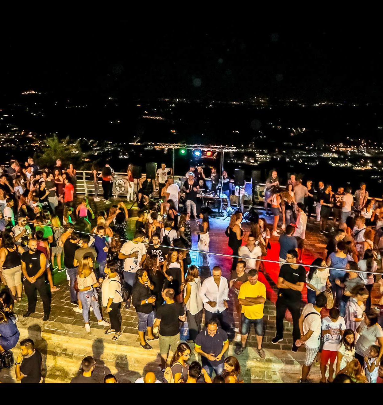 Bella gente che si diverte sul belvedere di Castellalto