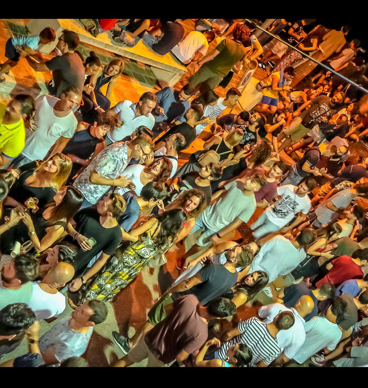 Bella gente che si diverte sul belvedere di Castellalto